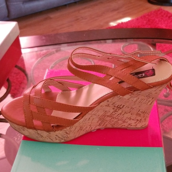 Shoe - Picture 3 of 3